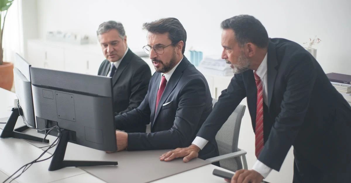 Des professionnels collaborant sur un projet dans un cadre de bureau moderne.